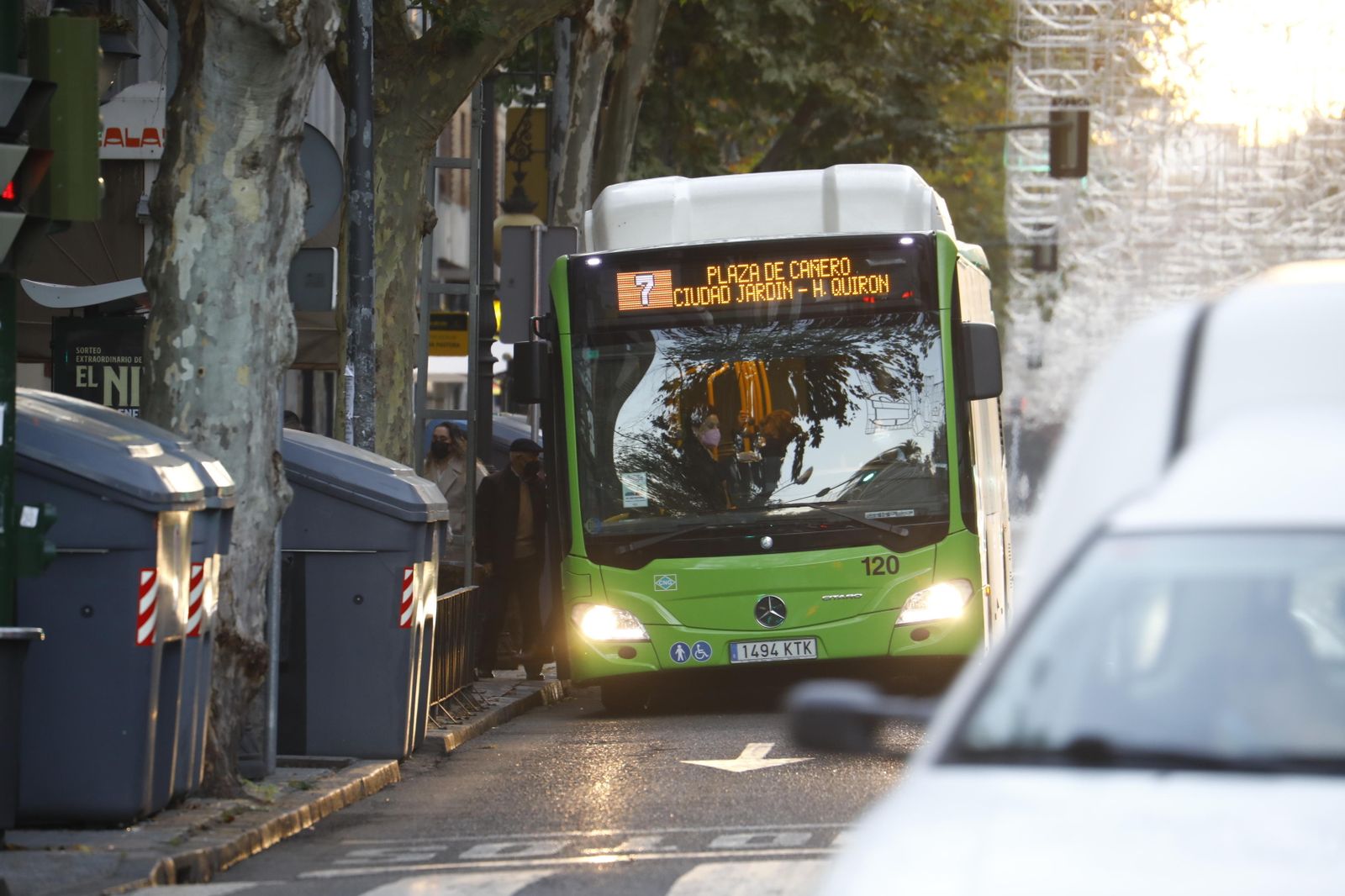 Un autobús de Aucorsa, en una parada de Ronda de los Tejares.
