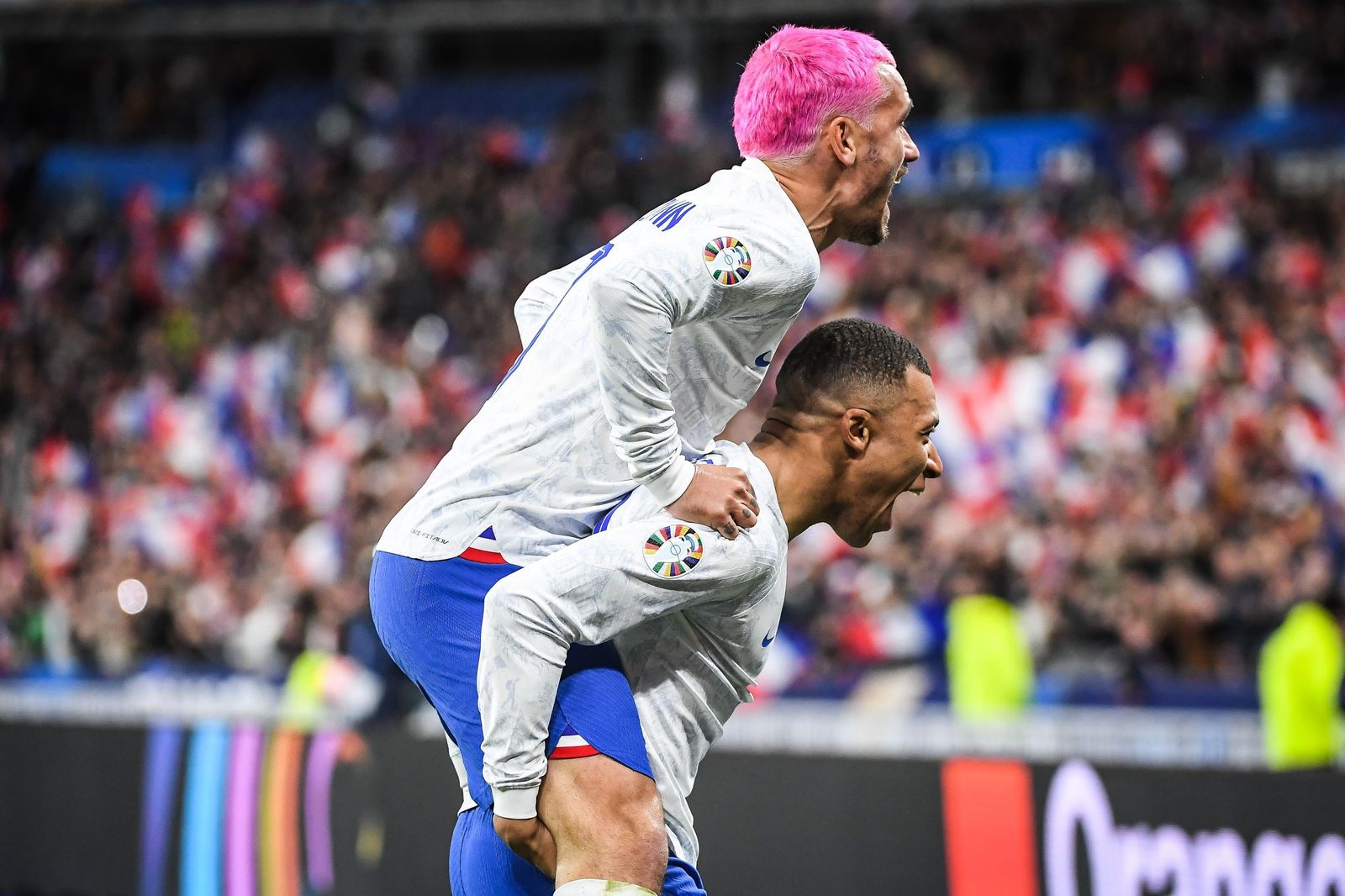 Griezmann y Mbappé celebran un gol