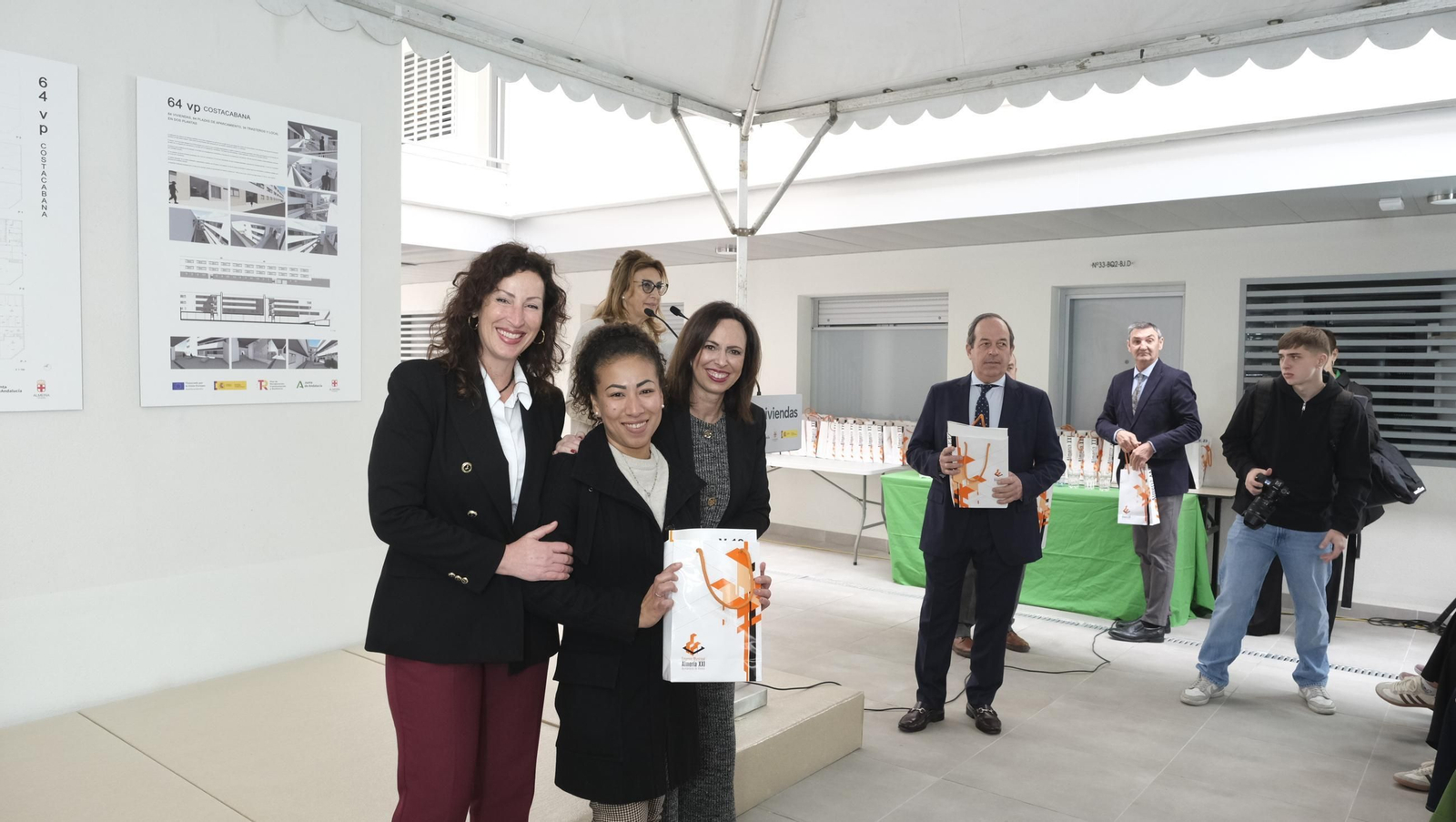 Las imágenes de la entrega de viviendas de VPO en Costacabana