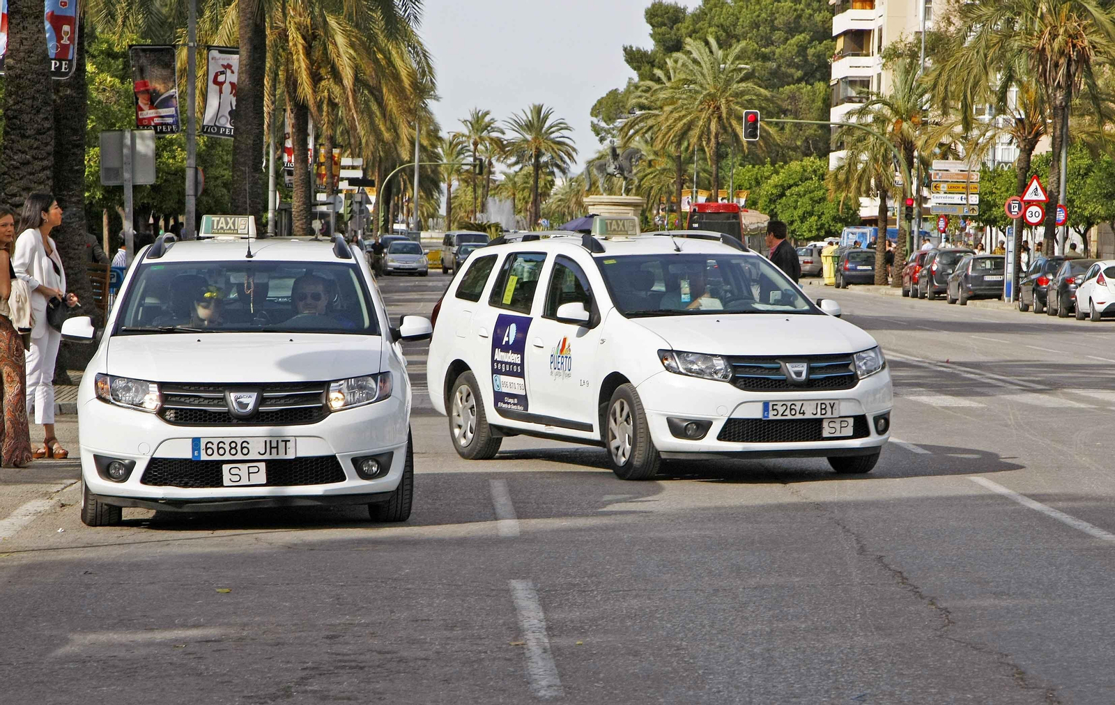 Taxis en la avenida, frente a la entrada principal de la Feria en una imagen de archivo.