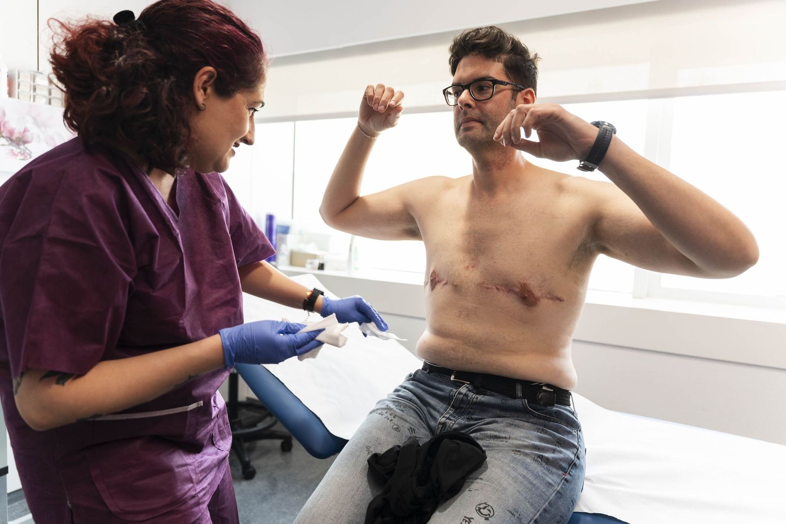 Un tratamiento de micropigmentación por mastectomía en un hombre, en imágenes