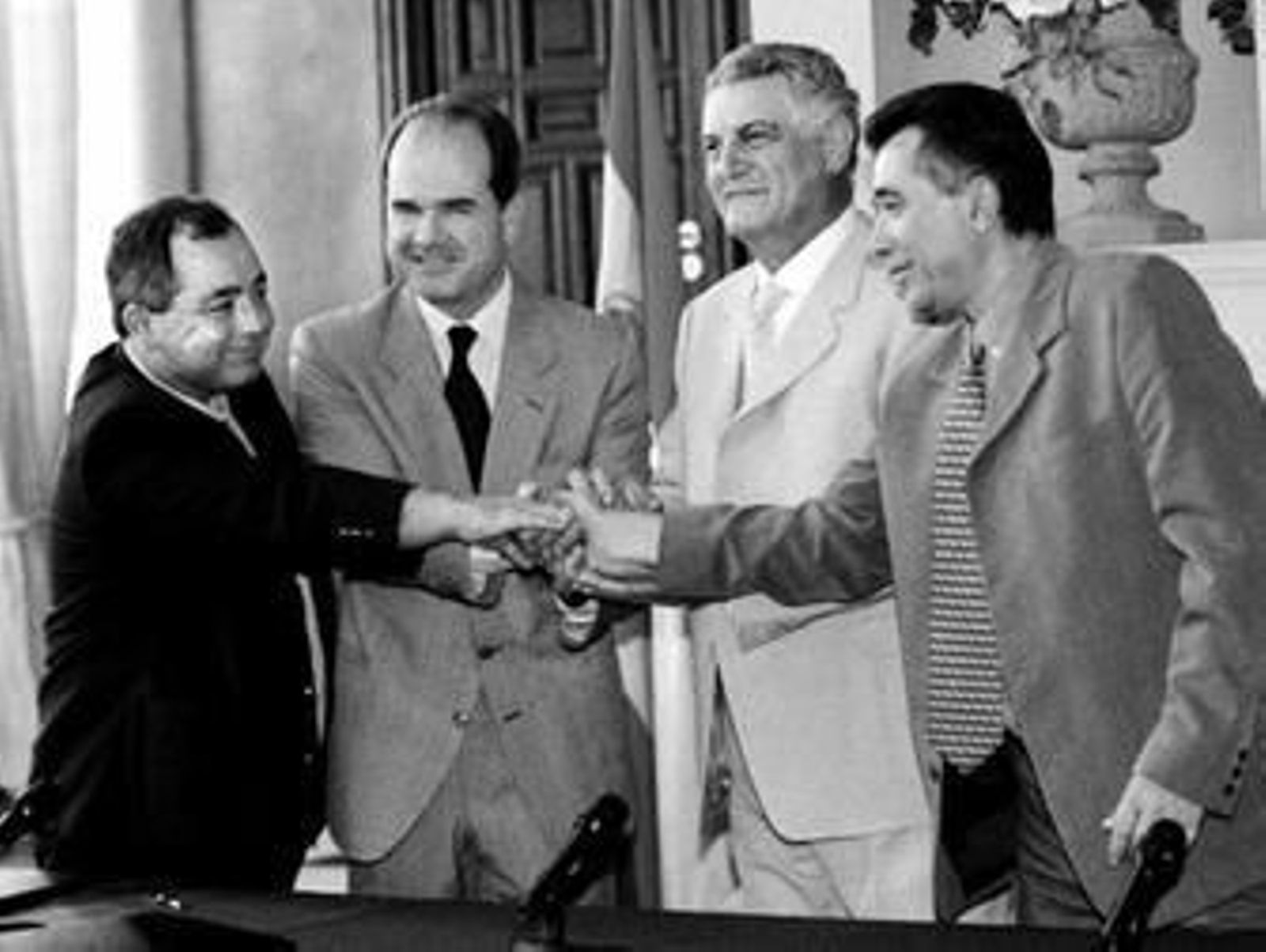 De izquierda a derecha, el secretario general de UGT-A, Manuel Pastrana, el presidente de la Junta,  Manuel Chaves, Rafael Álvarez Colunga y el entonces secretario general de CCOO-A, Julio Ruiz,  tras firmar el Acuerdo Andaluz de Concertación Social en mayo de 2001.