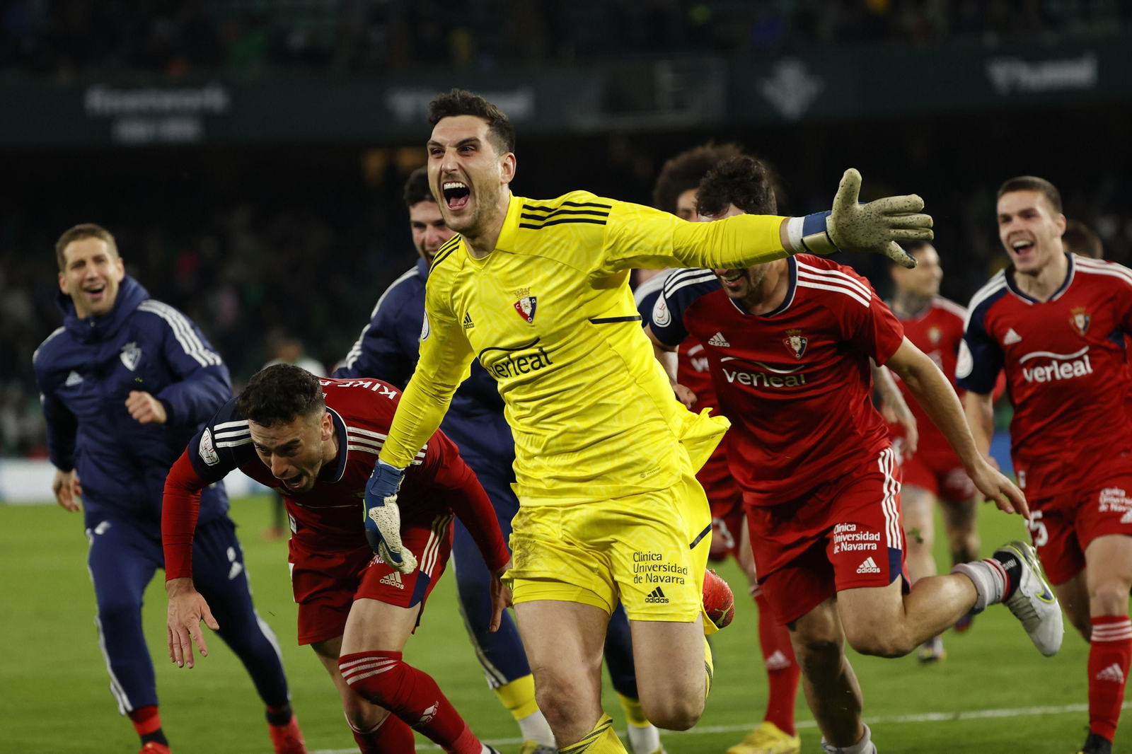 Sergio Herrera celebra el pase a cuartos en el Benito Villamarín con sus compañeros.