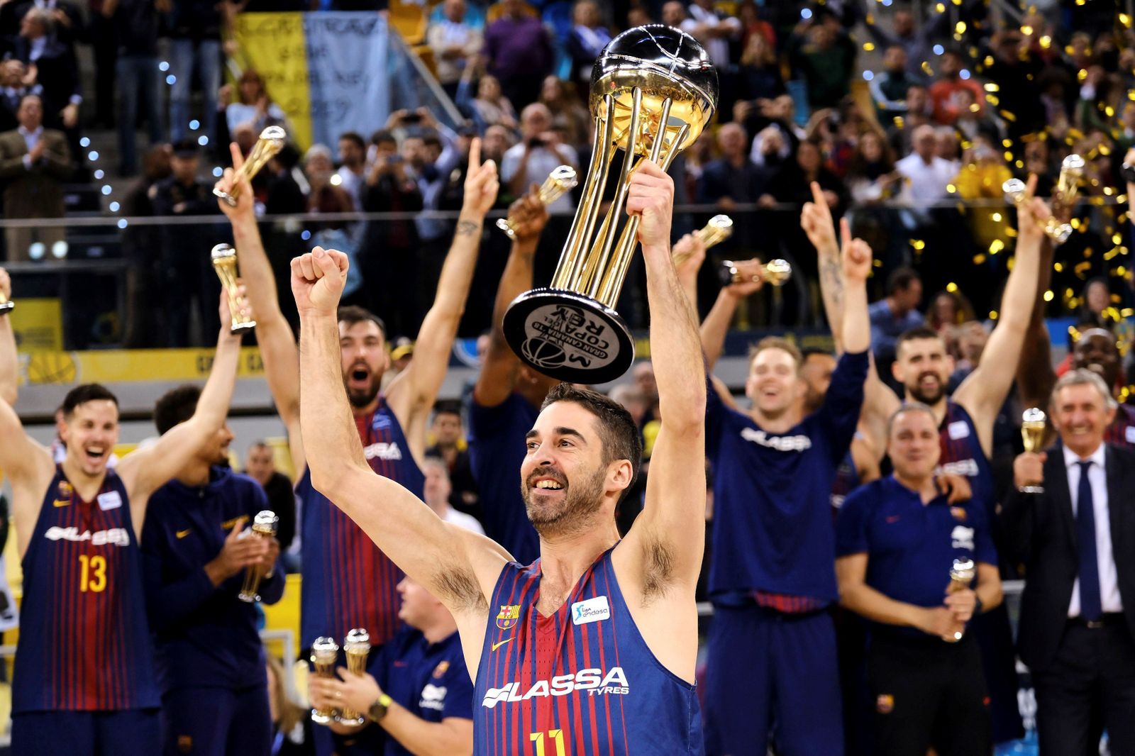 El capitán del Barcelona, Juan Carlos Navarro, levanta el título de la Copa del Rey en el Gran Canaria Arena.