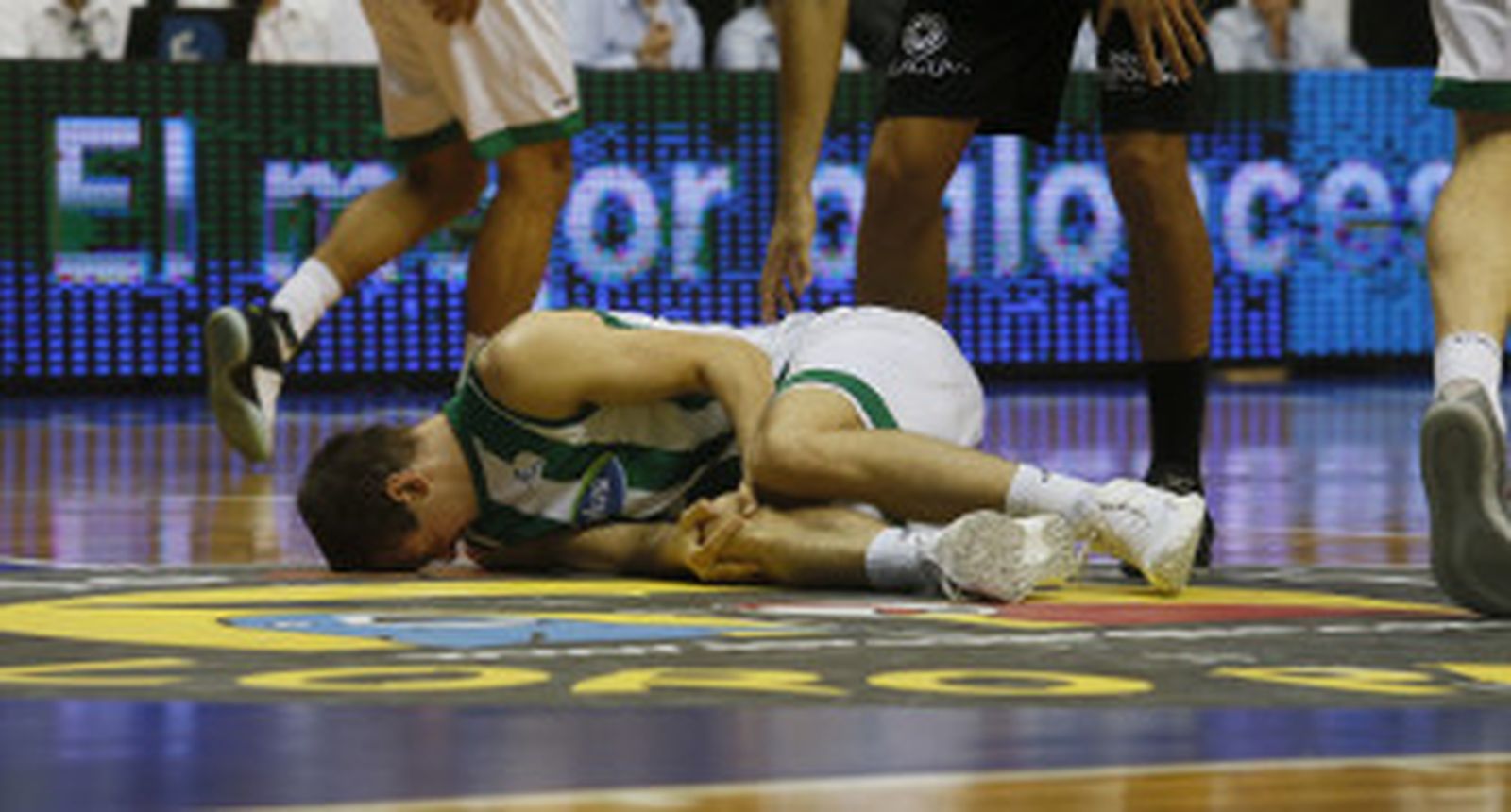 Radicevic se returce de dolor en la cancha del pabellón Santiago Martín tras sufrir el golpe. / Delia Padrón