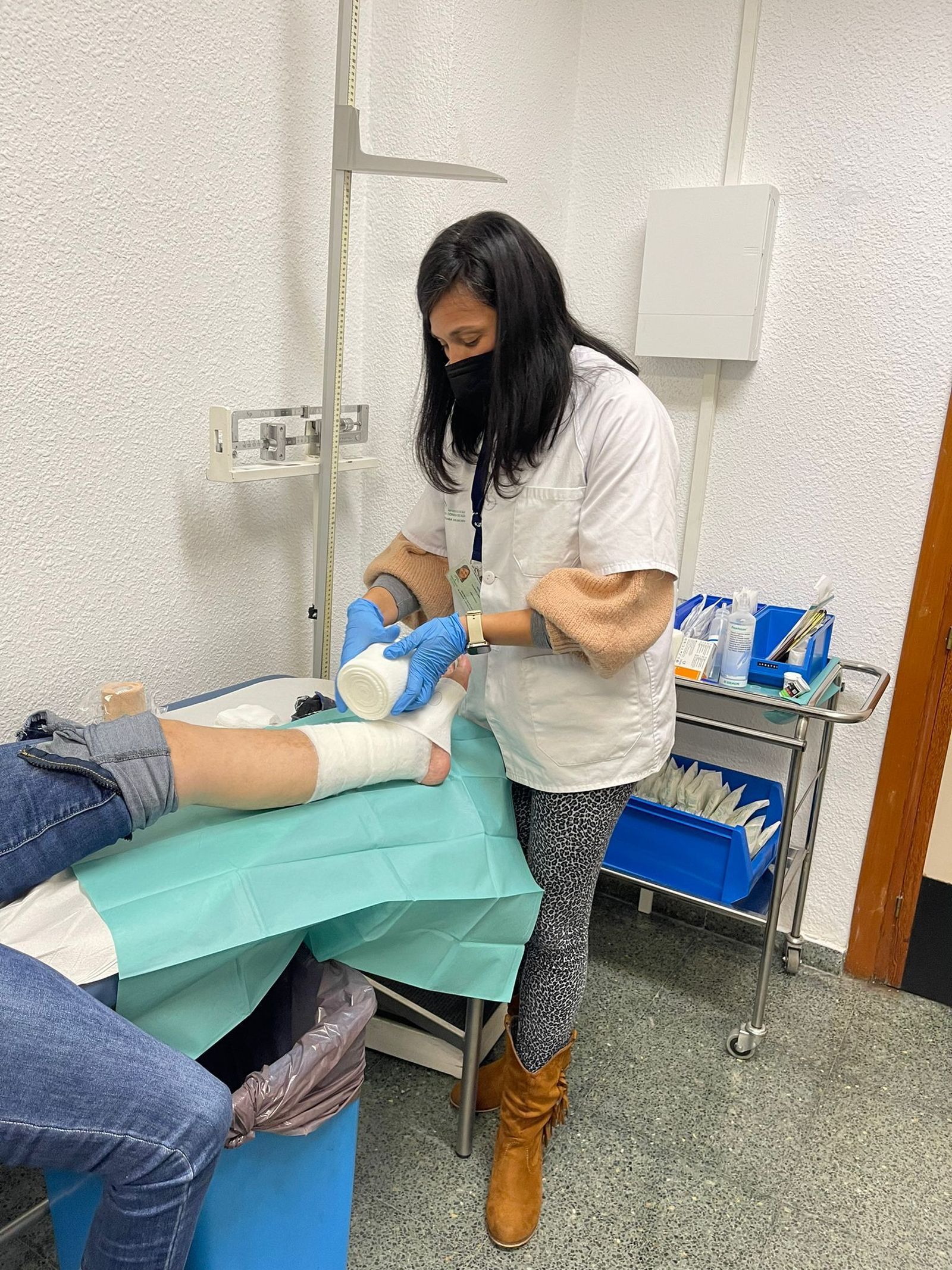 La enfermera Verónica Galindo atiende a un paciente en consulta.