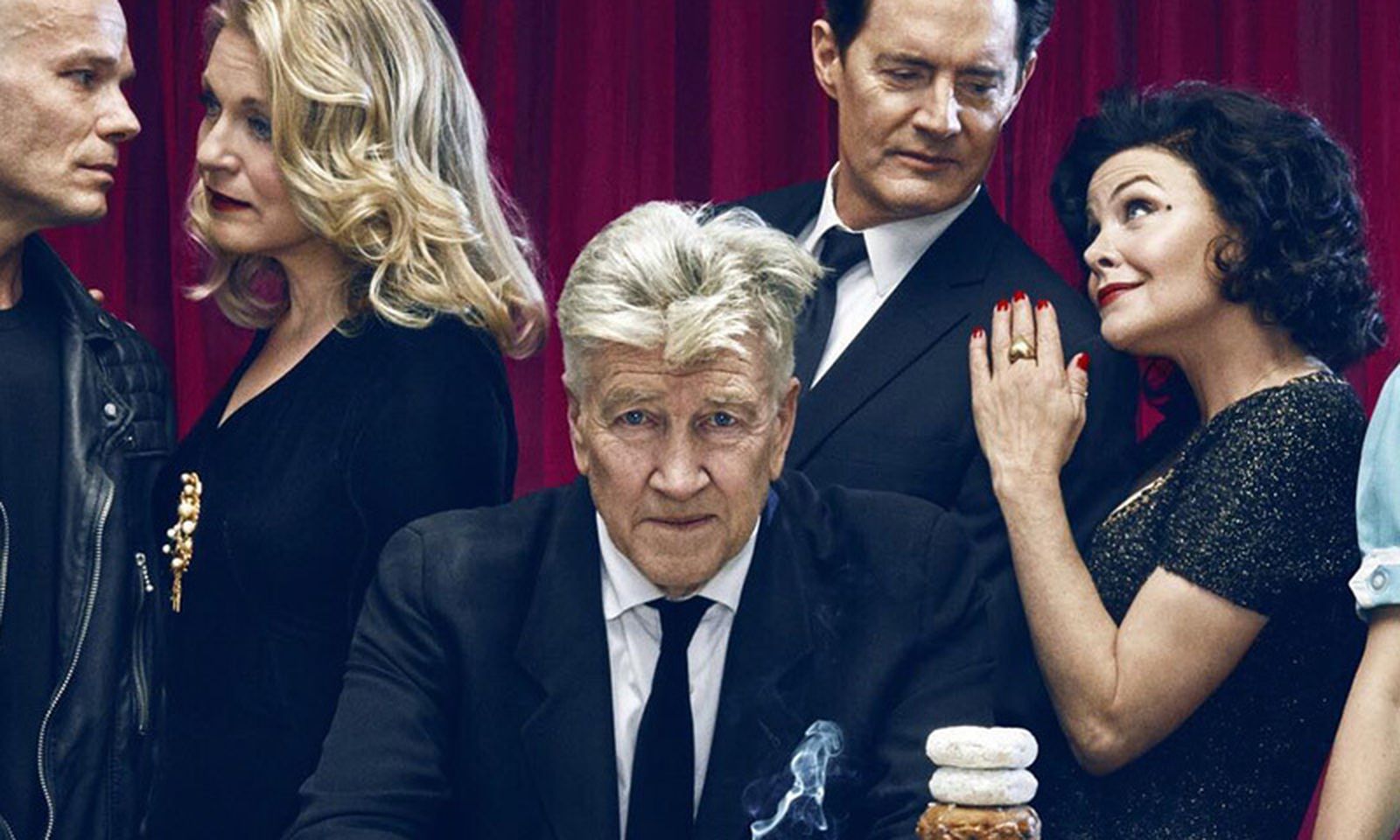 David Lynch con algunos de los actores de 'Twin Peaks' en 2017, incluido Kyle Maclachlan como el agente Cooper.