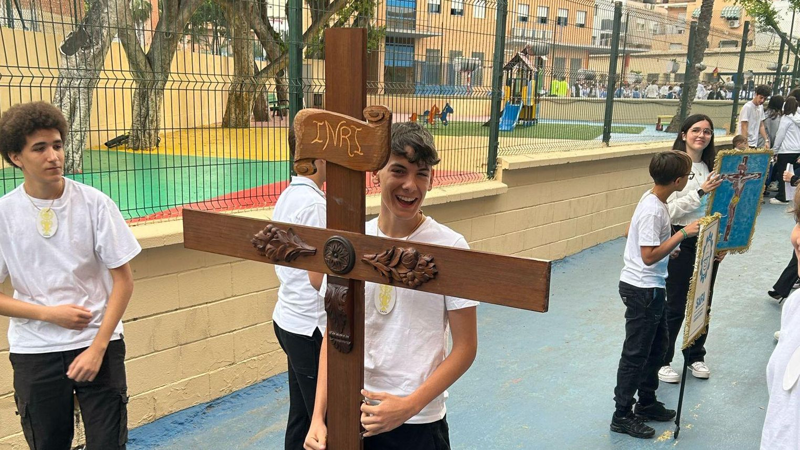 Imágenes de las procesiones infantiles del CEIP San Fernando, La Milagrosa y la SAFA en este Viernes de Dolores.