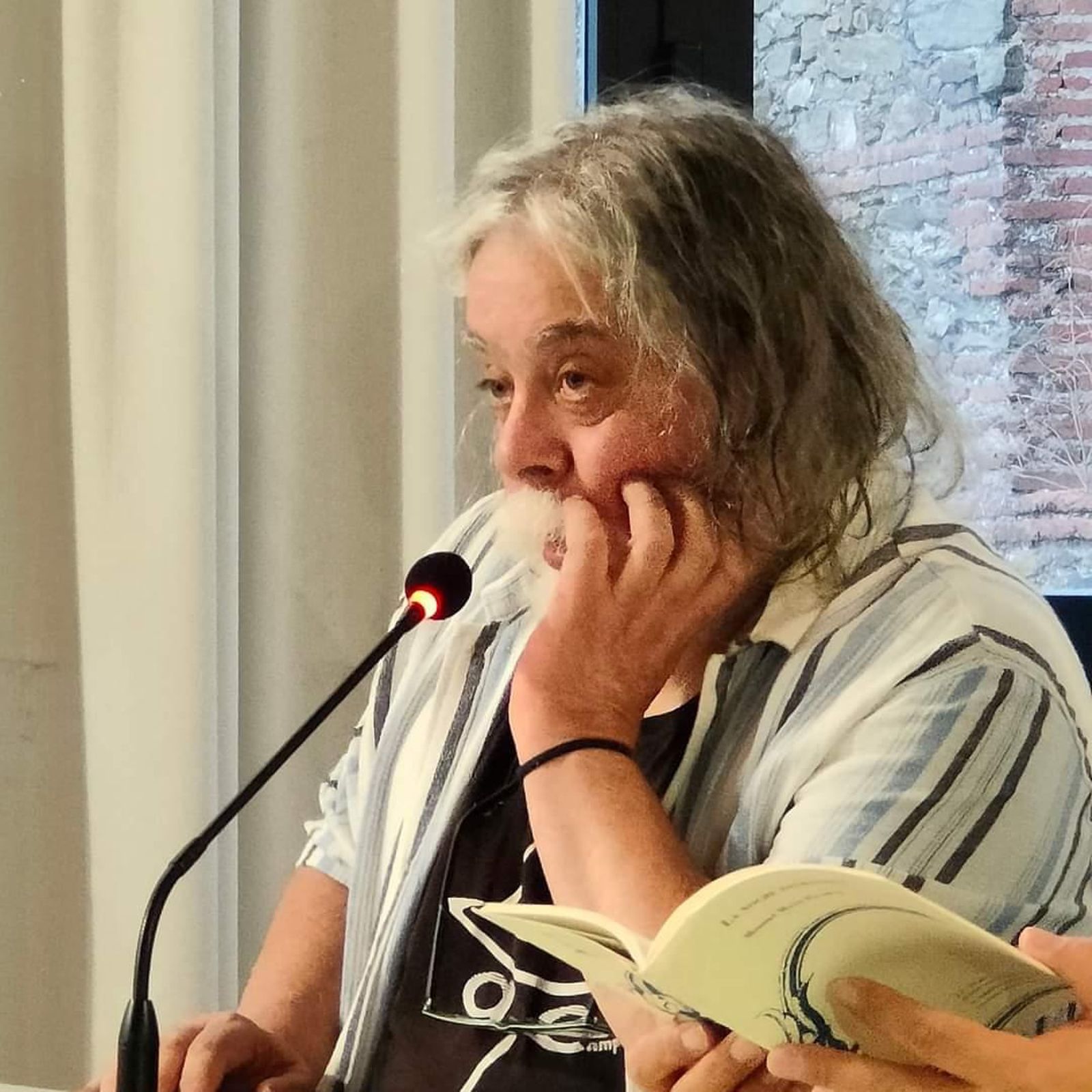 Manuel Moya en el acto en su homenaje en el ciclo 'Verso Adentro' de Aracena.