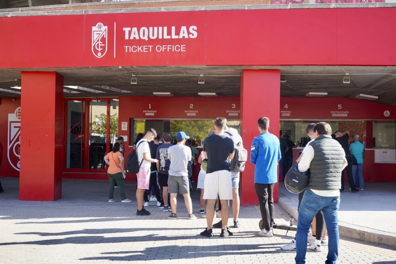 Imágenes de las colas de la afición del Granada CF