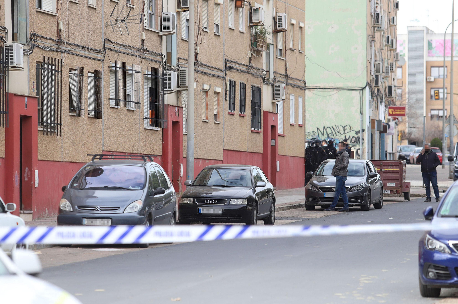 Imágenes del atrincherado que amenazaba con hacer estallar una bombona en el Torrejón, Huelva