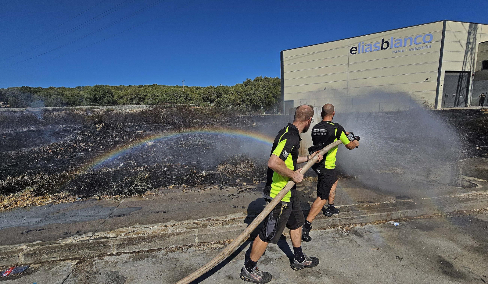 Fotos del incendio de pasto en el polígono de La Menacha en Algeciras