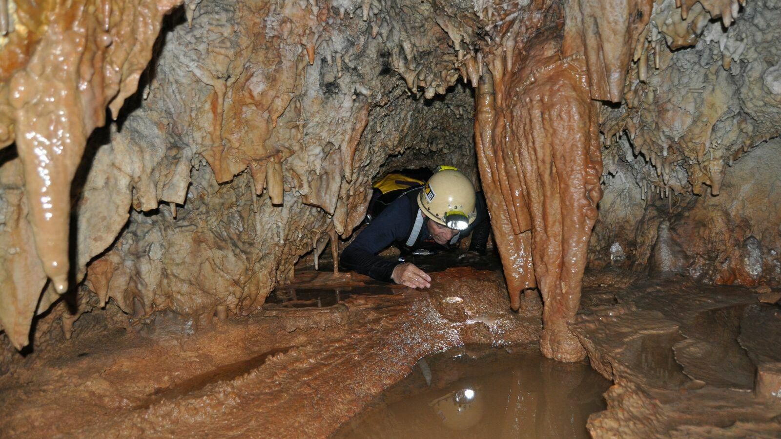 Exploración en la cueva de las Escéntricas.