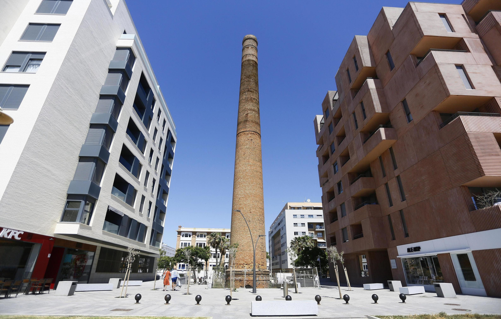 La chimenea de la antigua Cross, encajonada entre edificios, en el paseo Antonio Banderas.