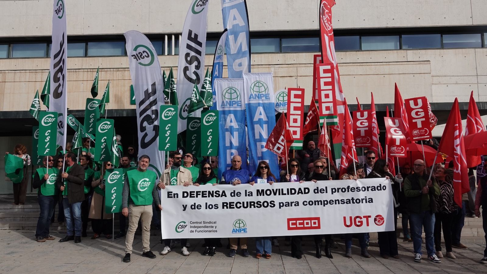 Movilización de los sindicatos frente a la sede de la Delegación de Educación en Almería.