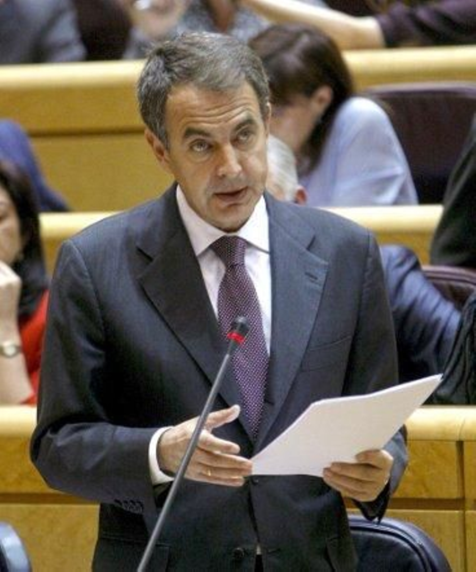 Zapatero asegura que el Gobierno "no tiene prisa" por legalizar a Batasuna