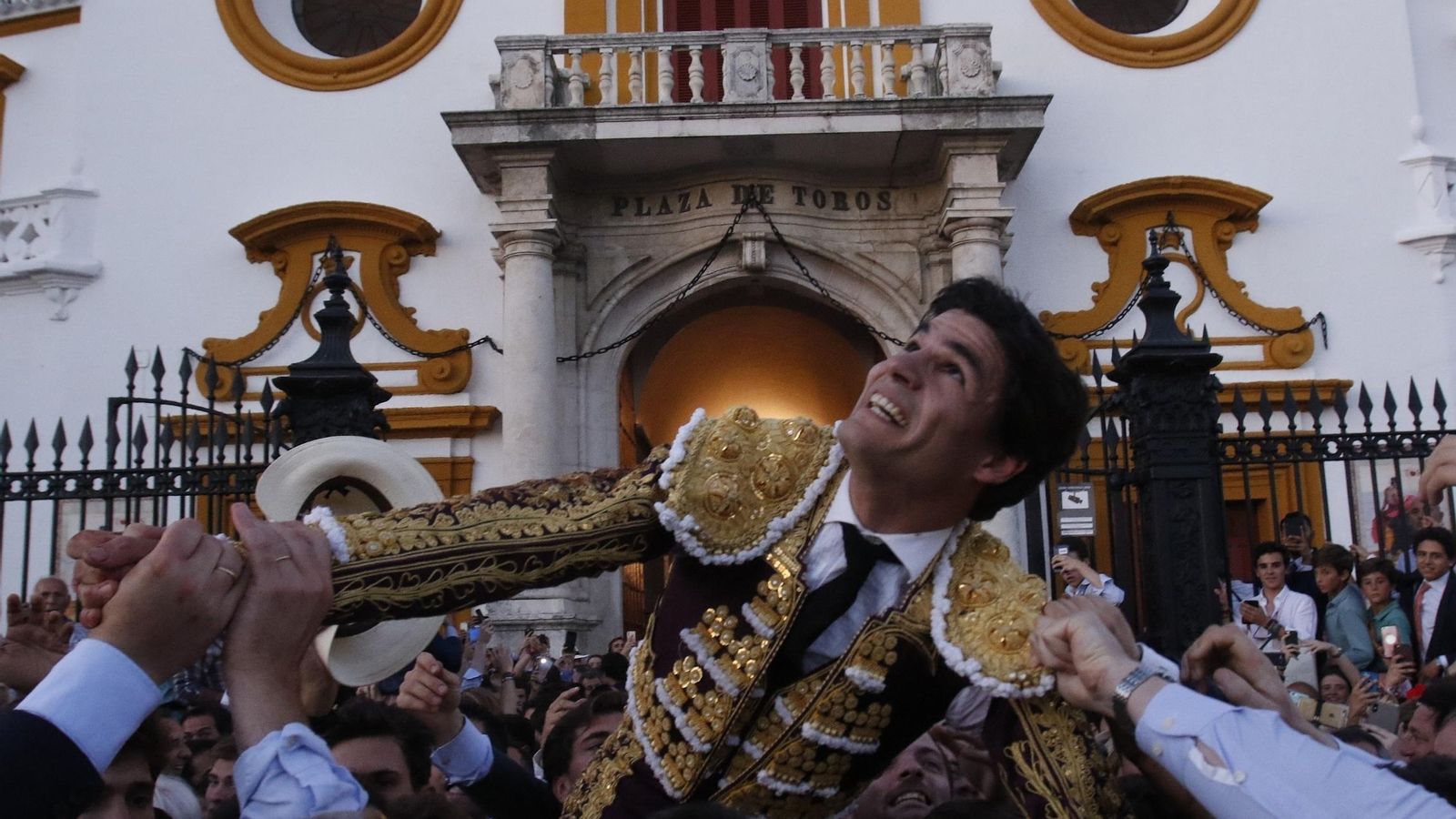 Pablo Aguado sale a hombros por la Puerta del Príncipe de la Maestranza.