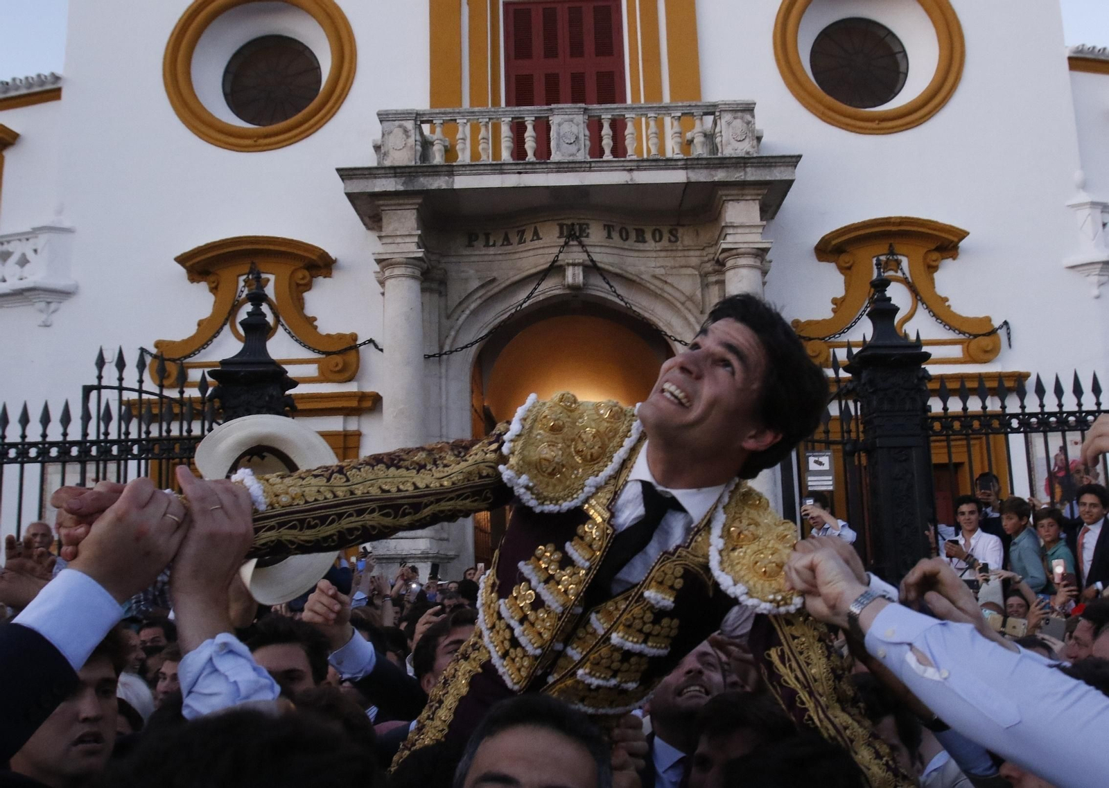 Pablo Aguado mira al cielo tras salir a hombros de la Maestranza.