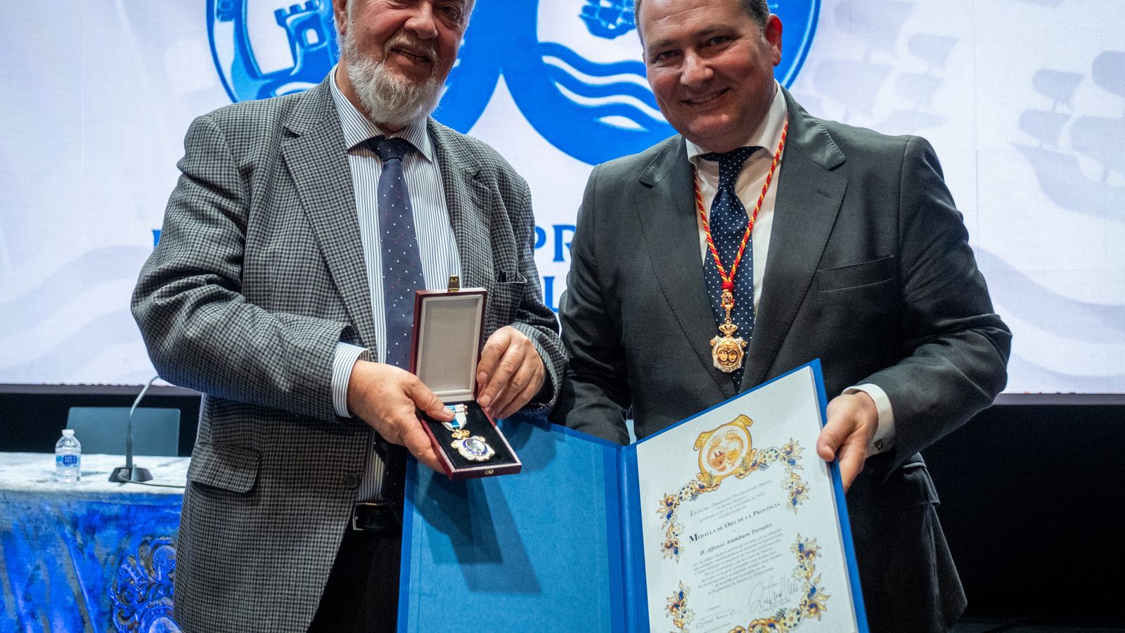 Manuel Infante, cuñado de Alfonso Aramburu, pintor y arquitecto, recoge el galardón