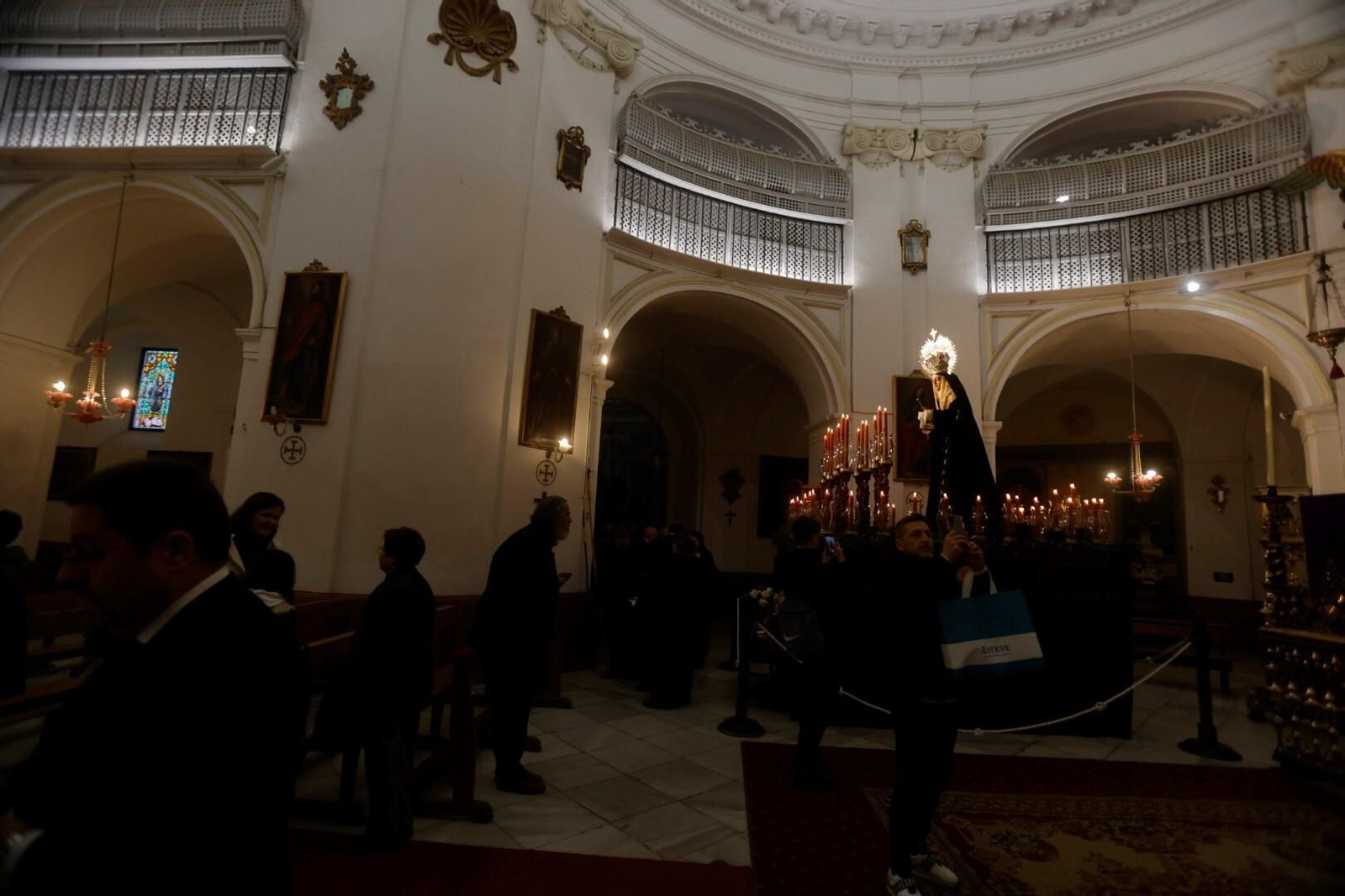 Rezos en San Rafael a la Universitaria en este Martes Santo de Córdoba, en imágenes