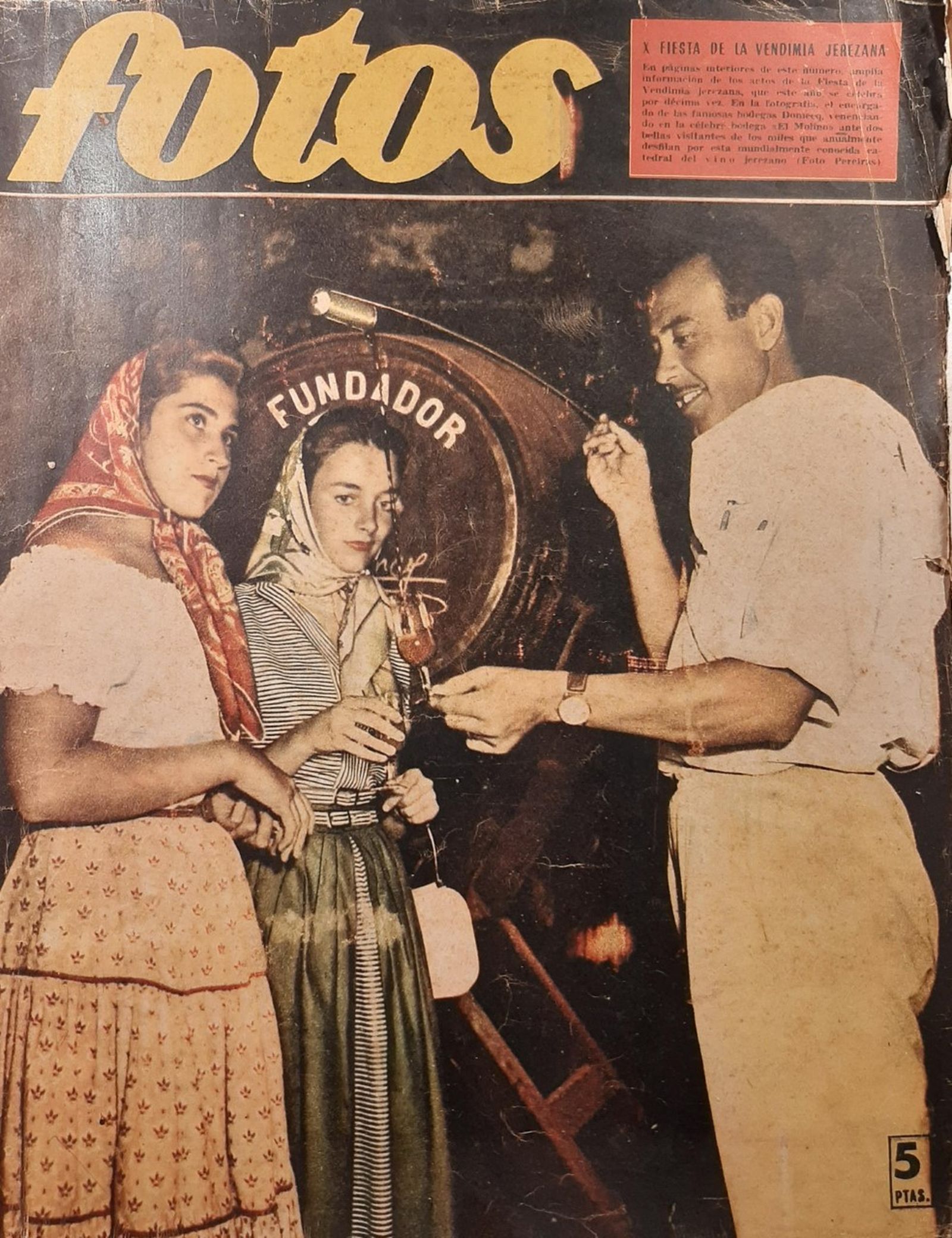 Portada de la revista Fotos, con Julio Delgado mostrando su arte ante dos admiradoras, 1957.