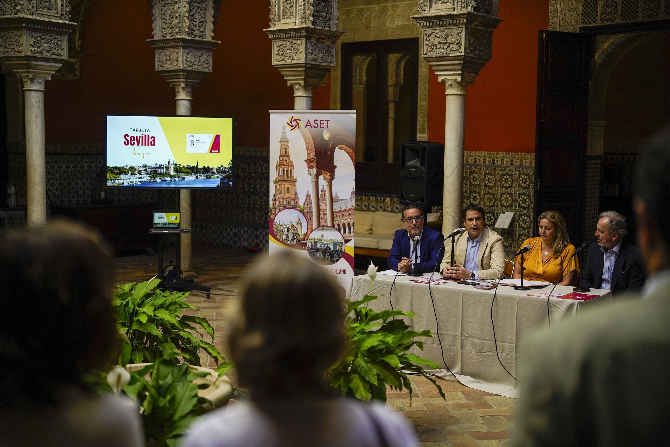 Sevilla crea una tarjeta para que sus vecinos disfruten de los recursos turísticos de la ciudad