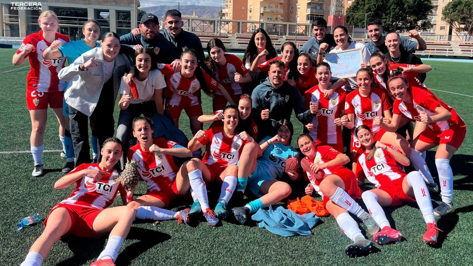 Las rojiblancas celebran el triunfo en el duelo dominical.