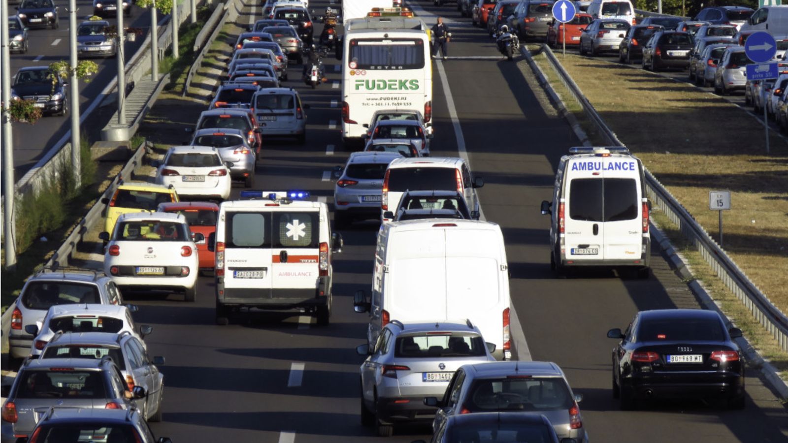 Los centros de control del tráfico compartirán la información de los accidentes con la plataforma DGT 3.0 para hacer llegar la alerta a los vehículos que circulen cerca del punto conflictivo.