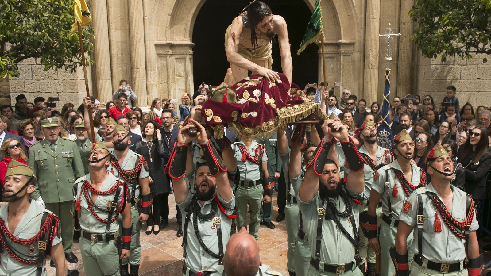 Legionarios portan al Cristo del Mayor Dolor en el Coso Viejo.
