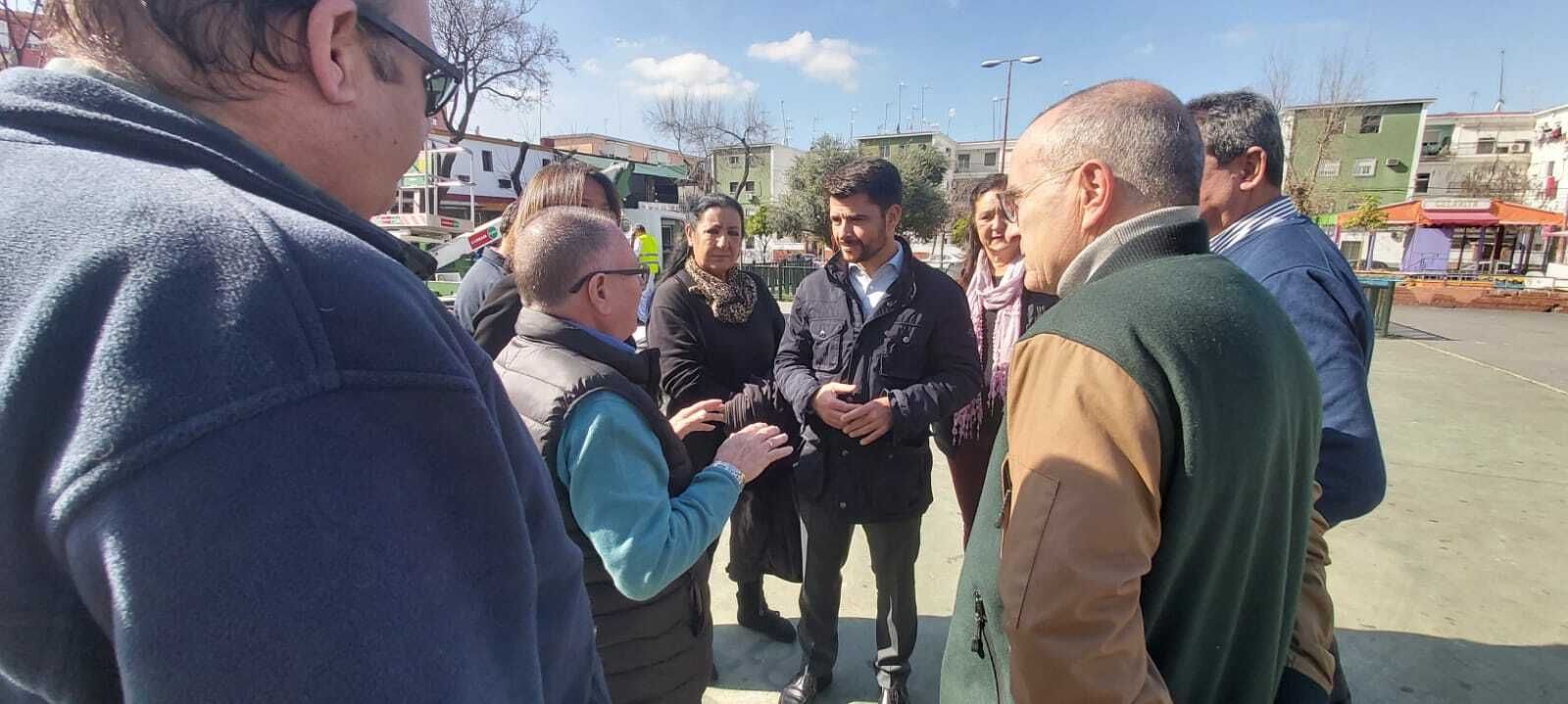 El portavoz del PP, Beltrán Pérez, con los vecinos.