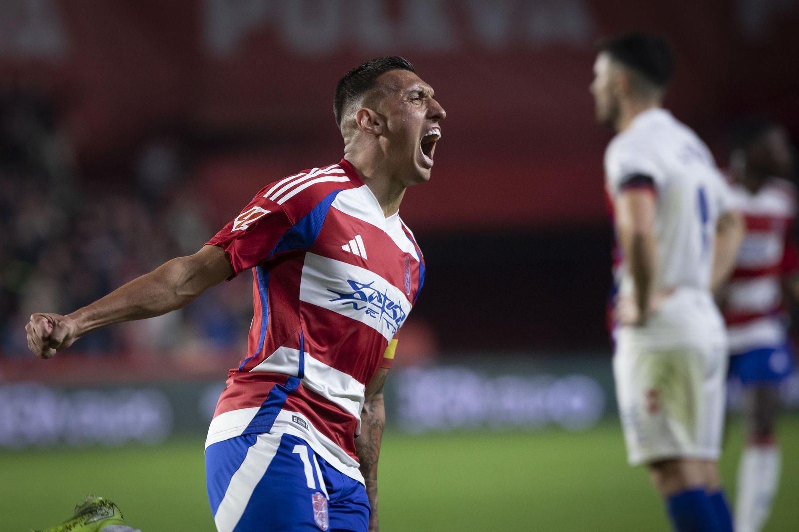 Uzuni celebró con rabia el tanto del triunfo ante el Eldense.