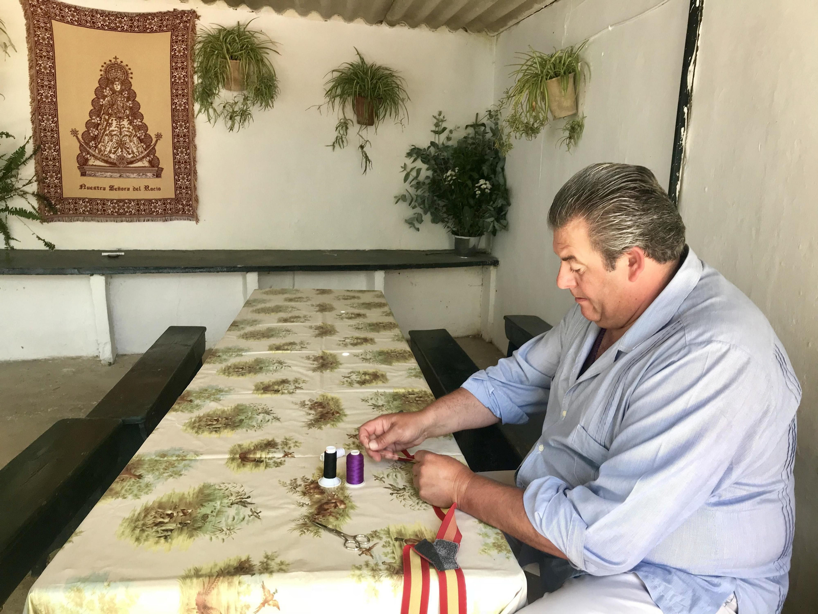 Alta costura rociera: Cosiendo sus tirantes para ir bien arreglado a ver a la Virgen