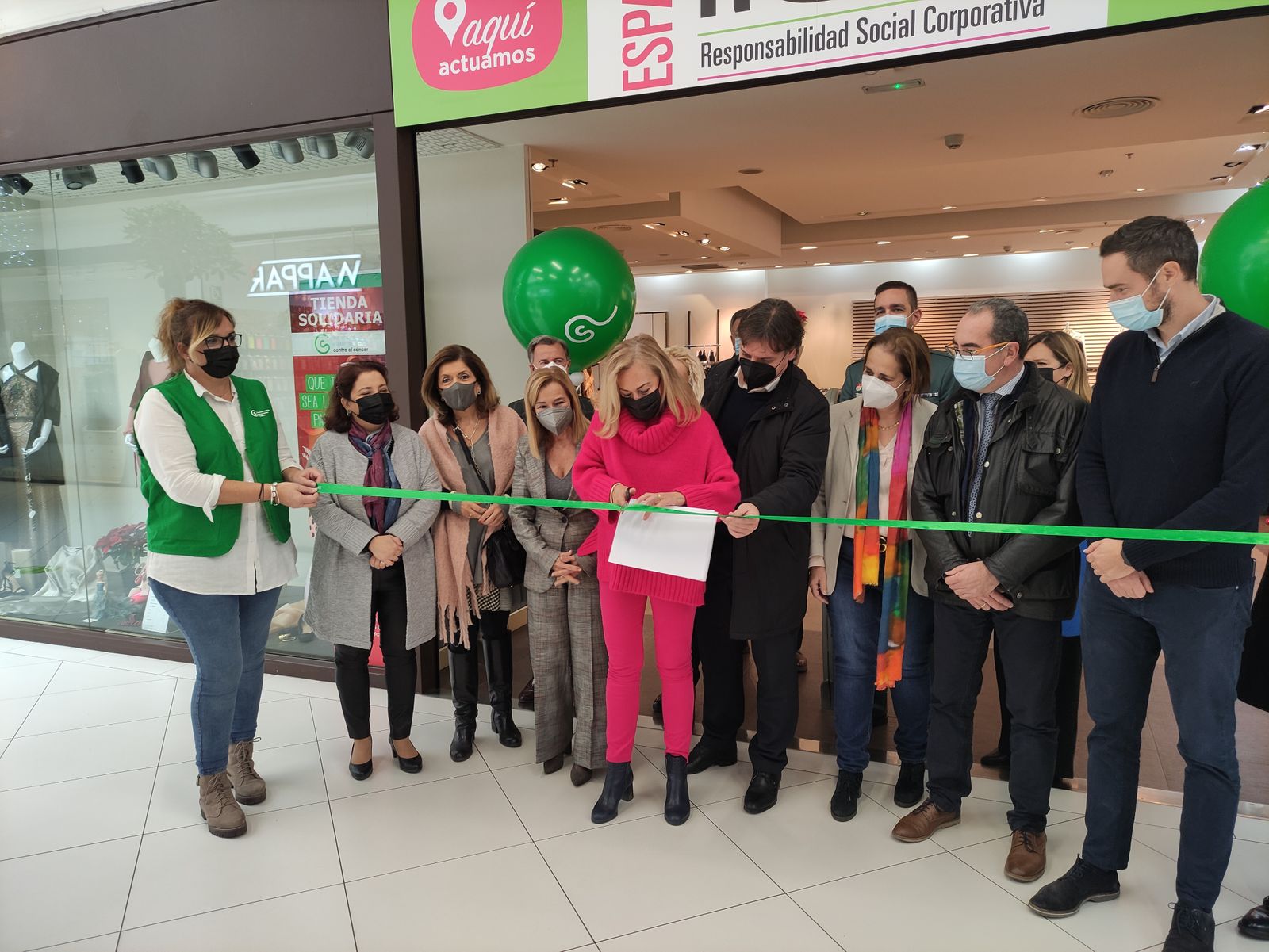 La tienda del centro comercial La Sierra para ayudar a los enfermos de cáncer, en imágenes