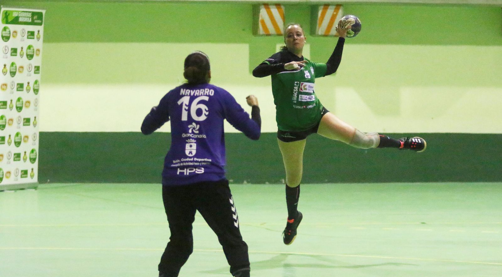 Ángela Ruiz encara a la guardameta rival en un partido del Adesal el curso pasado.