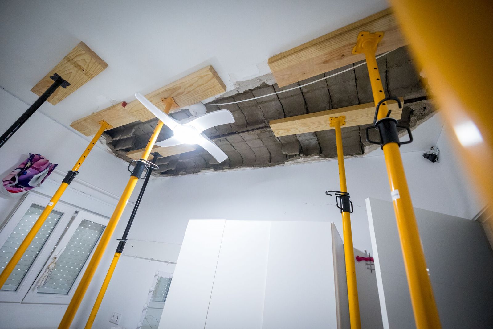 Un dormitorio de uno de los pisos apuntalados de Explanada 1 y 3.