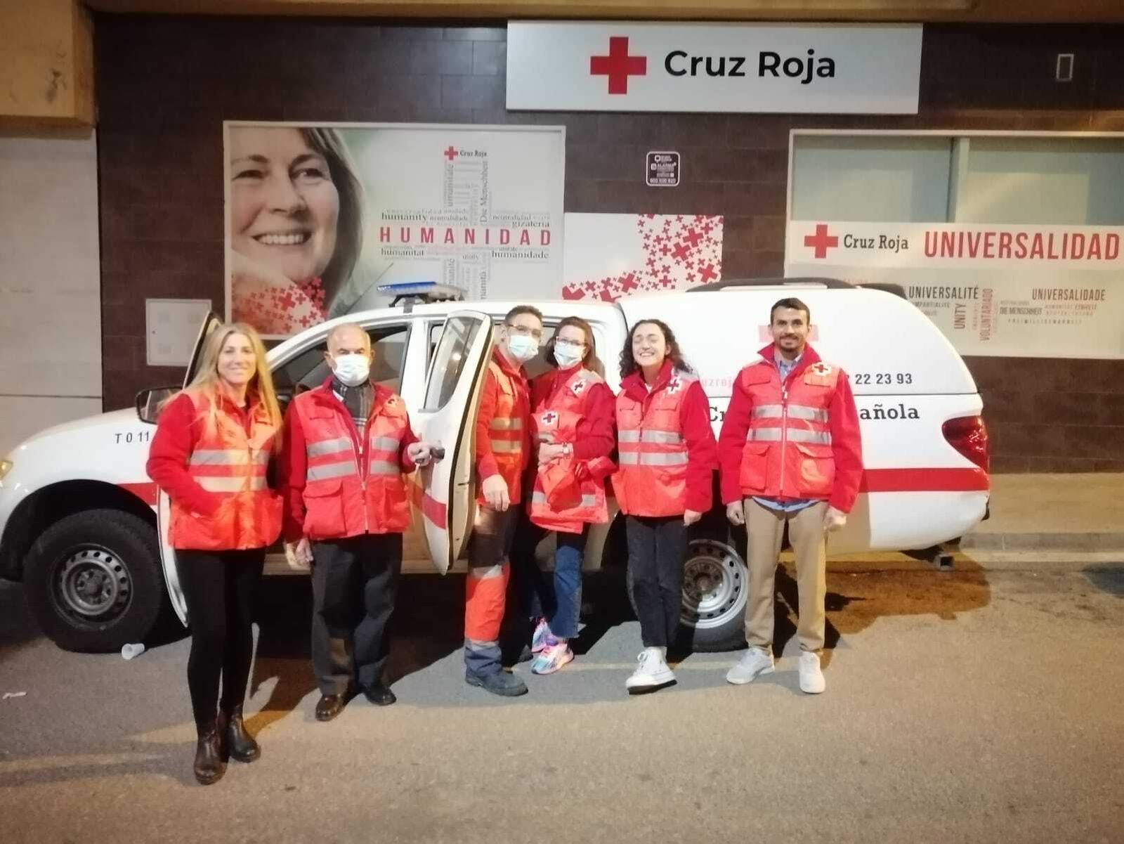 Dispositivo de voluntarios de Cruz Roja que trabaja estos días en el reparto de mantas, comida y ropa de abrigo