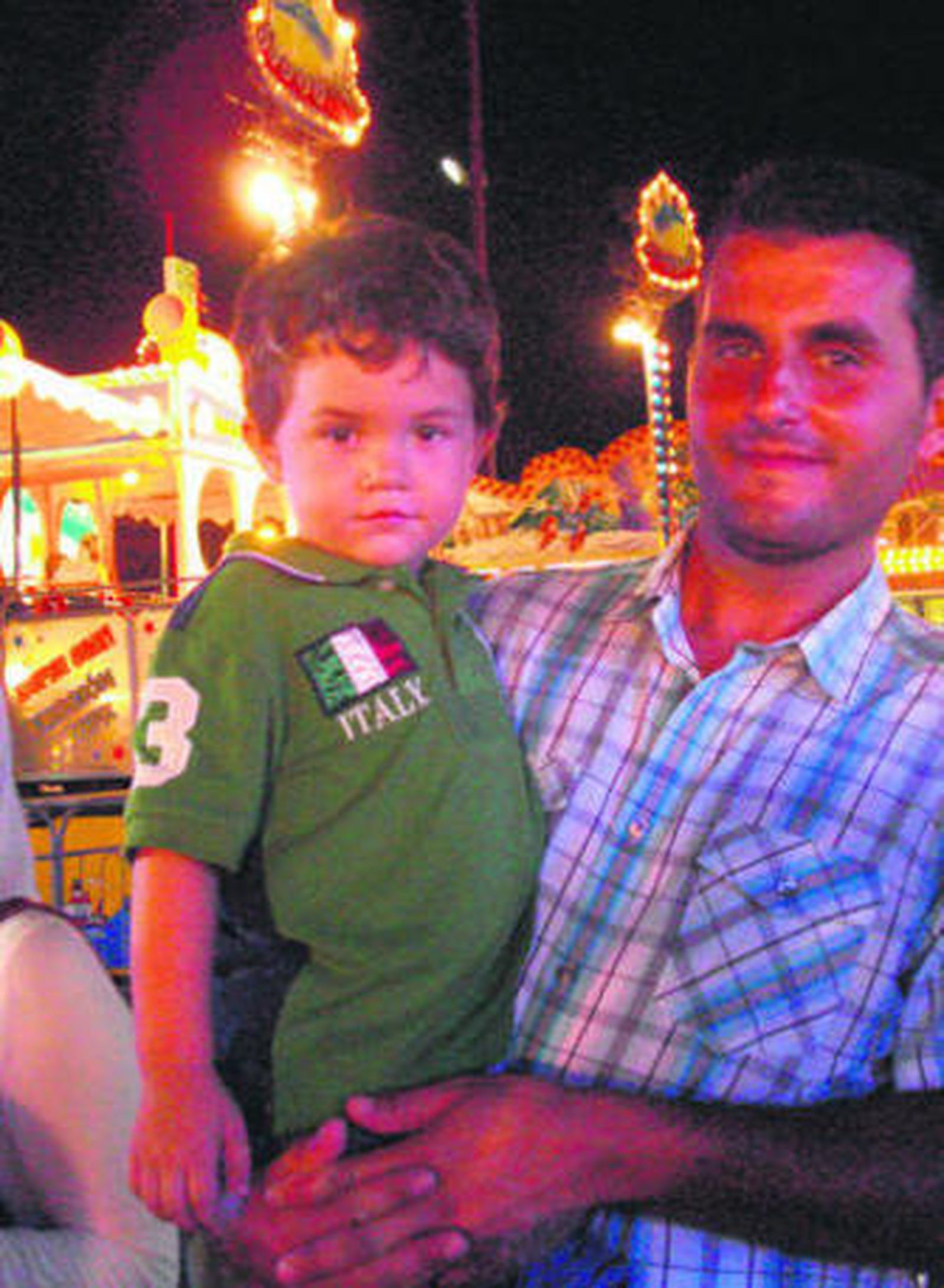 Andrés López acompañado de su padre en el Recinto Ferial.