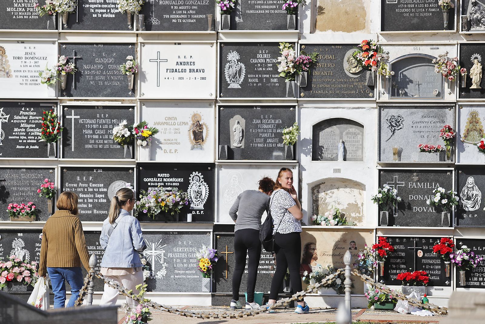 Imágenes del Día de Todos los Santos en el cementerio de la Soledad de Huelva