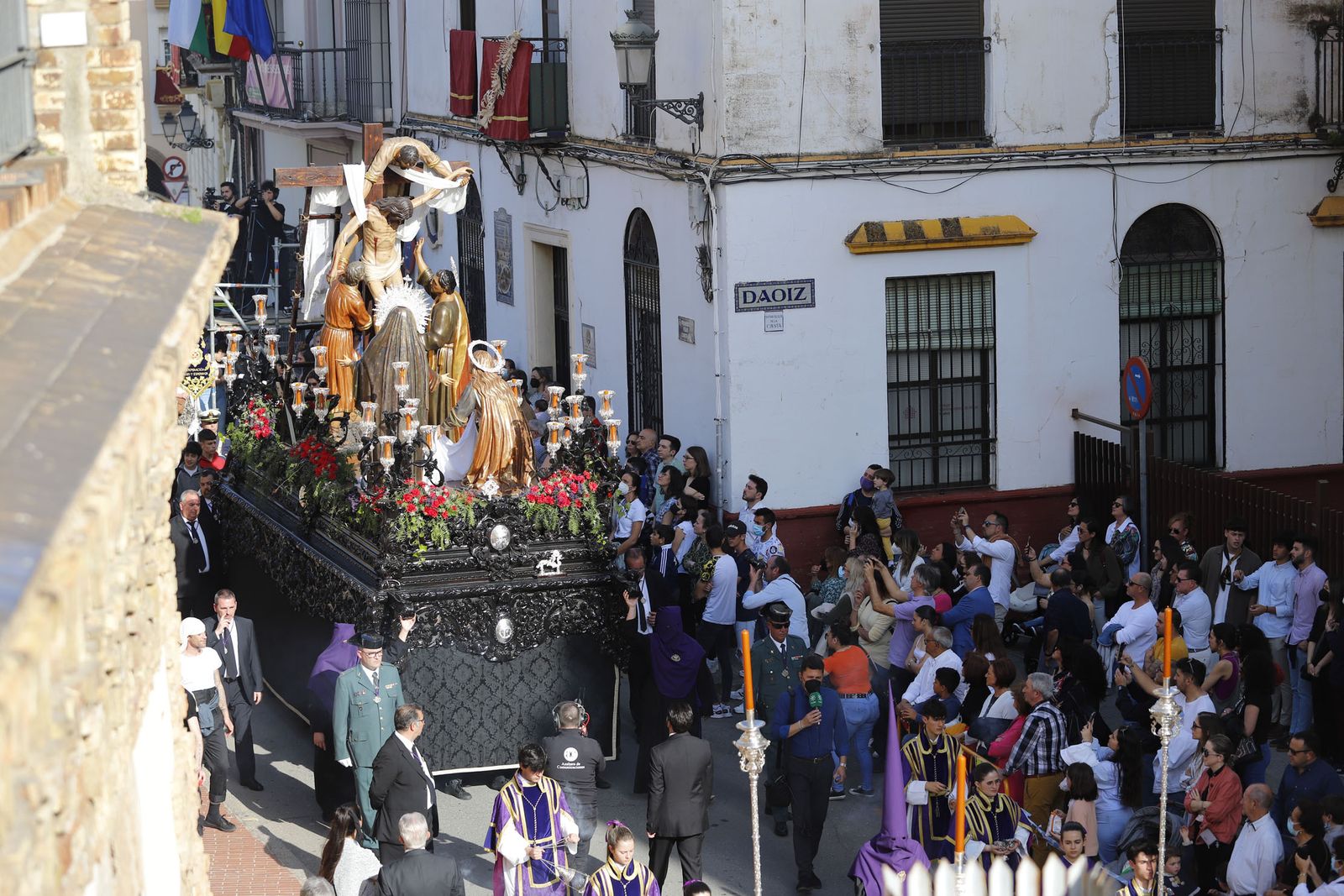 La Hermandad del Descendimiento en su recorrido por las calles de Huelva el Viernes Santo