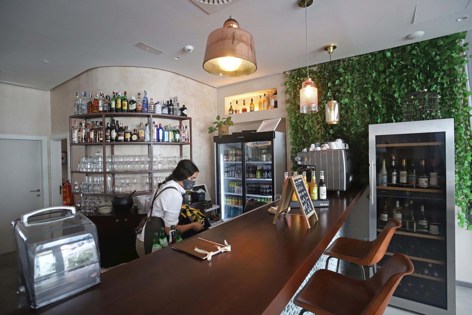 Una camarera sirviendo en un hotel, en una imagen de archivo.