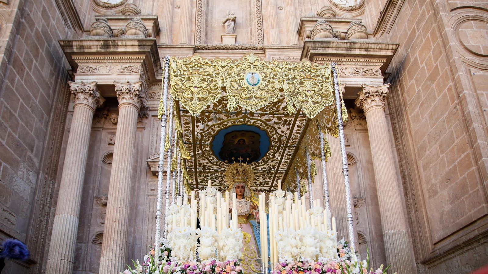 Vea la salida de la Hermandad de Los Ángeles de la Catedral de Almería