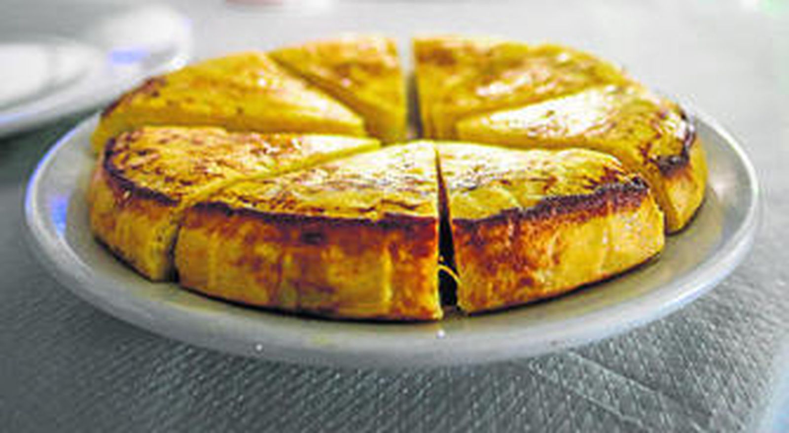 Una tortilla servida en un acto carnavalesco.