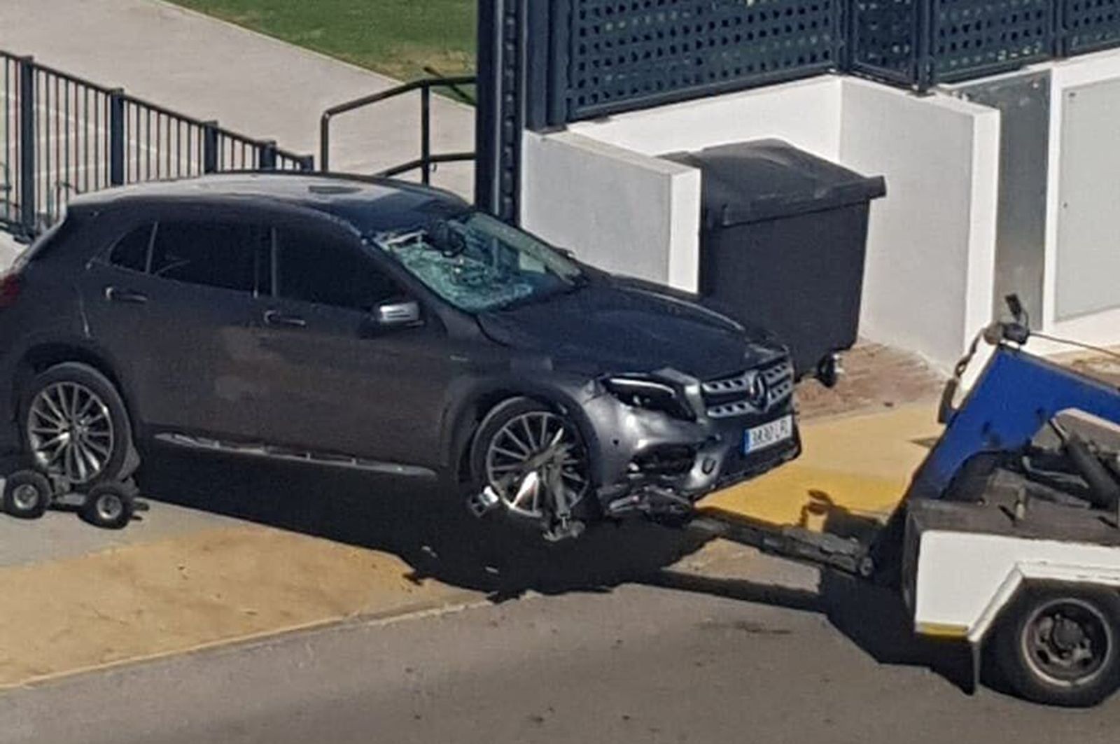 El vehículo supuestamente implicado en el atropello mortal del ciclista en Estepona.