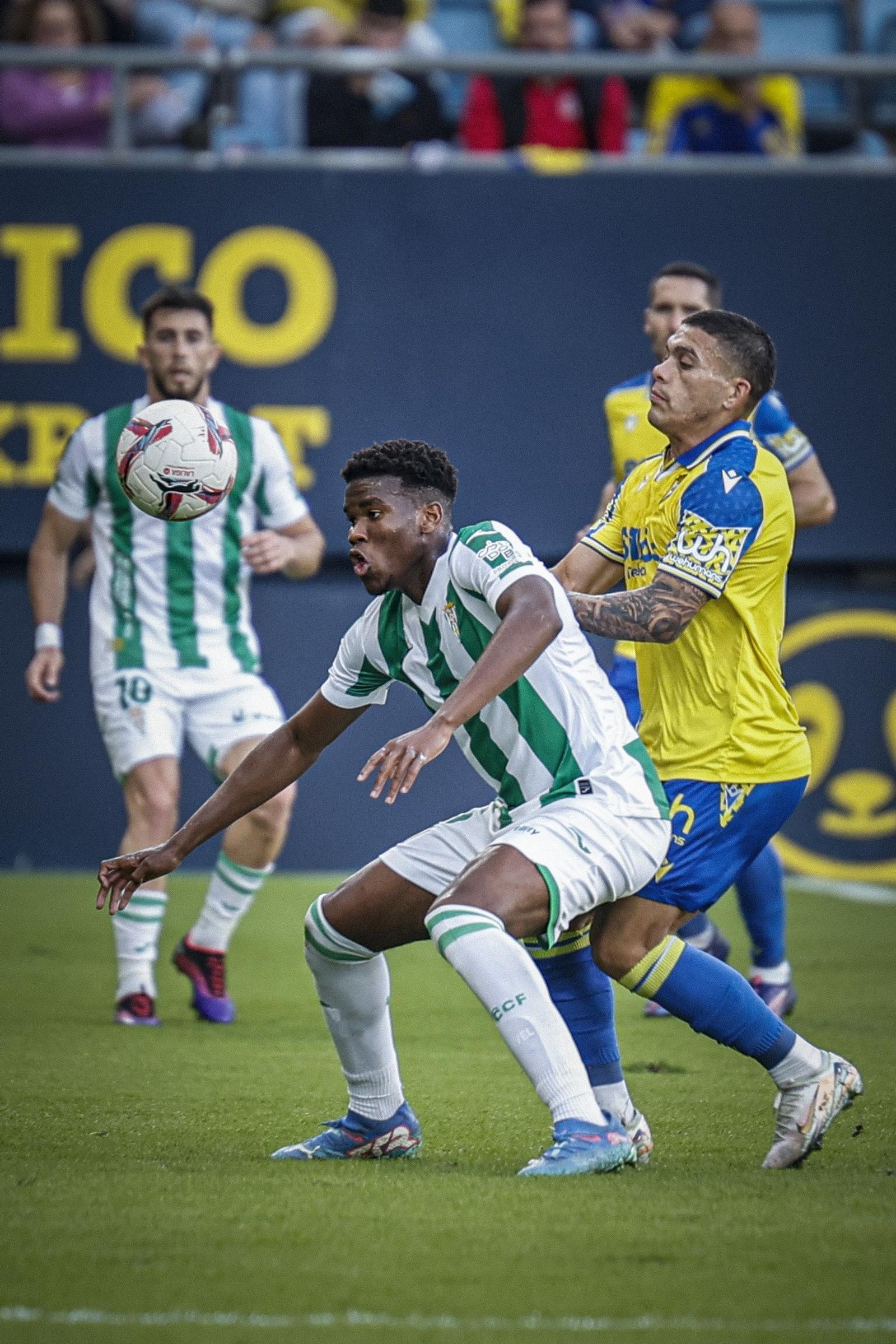 Búscate entre las imágenes del partido de fútbol entre Cádiz CF y Córdoba CF