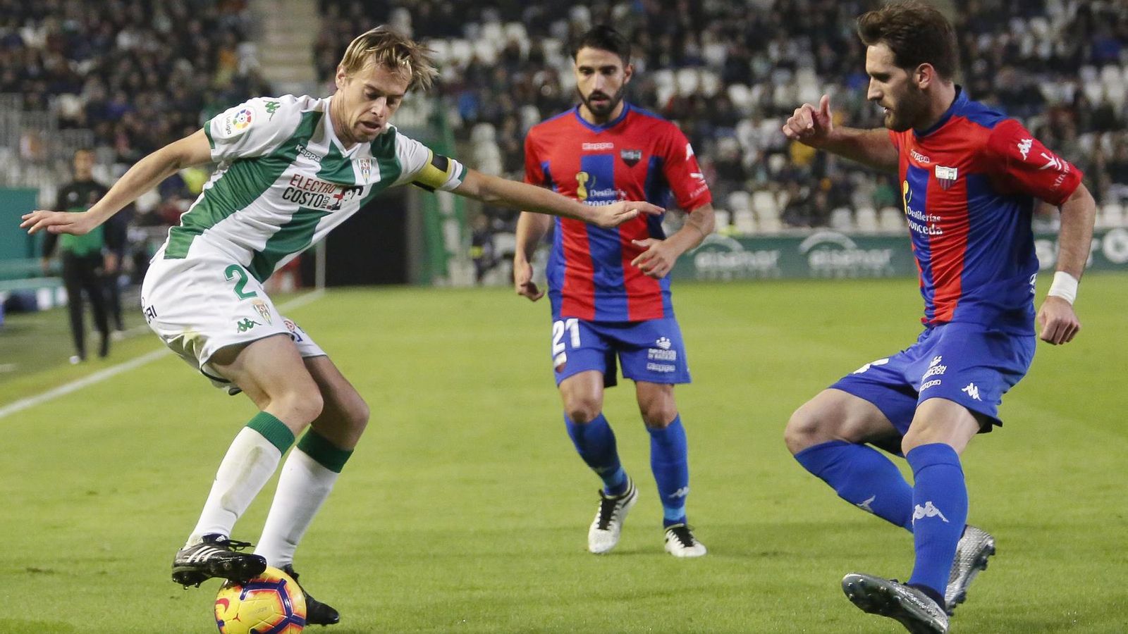 Javi Lara pisa el balón. Javi Lara pisa el balón.