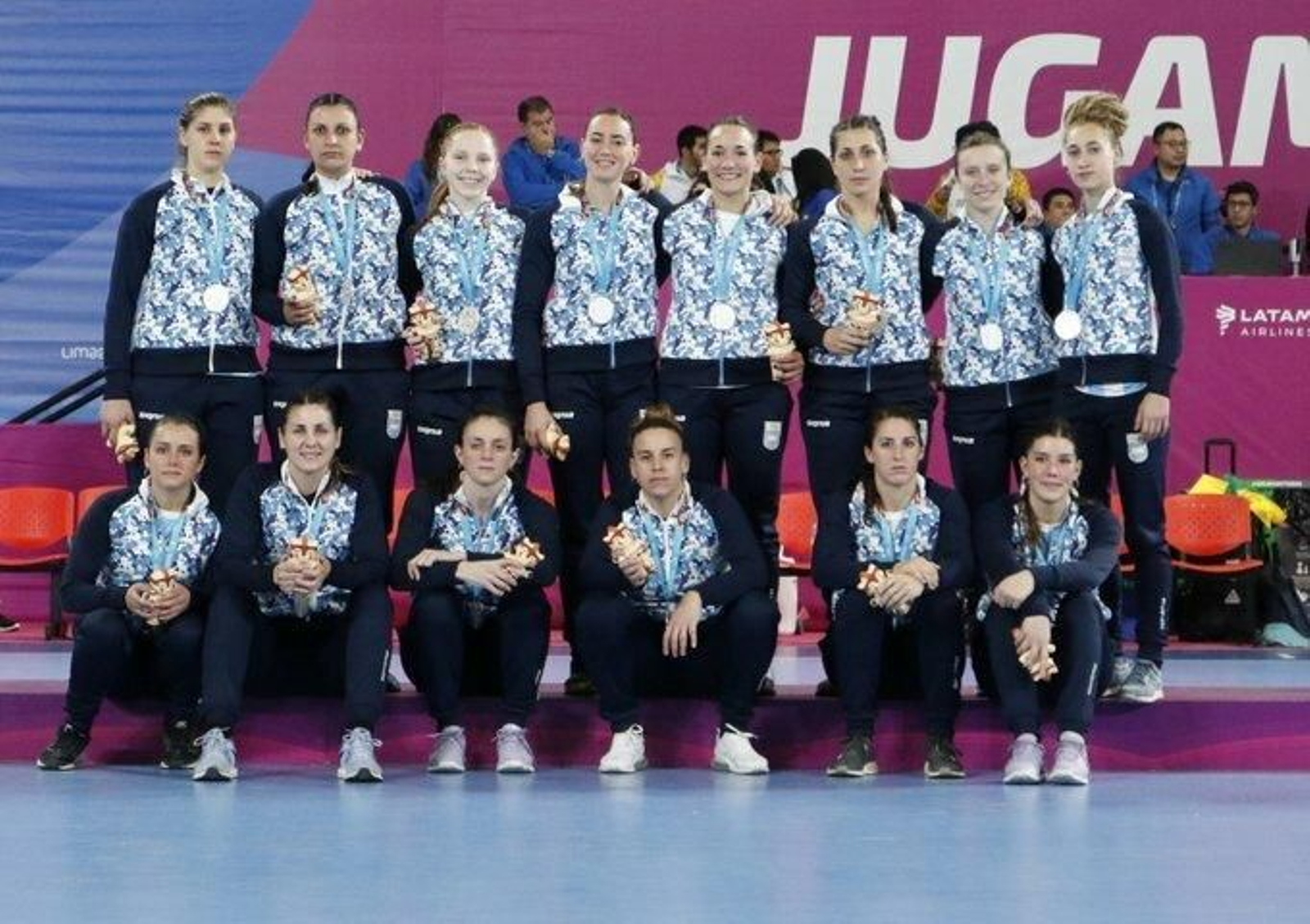 La selección argentina, posando con la medalla de plata.