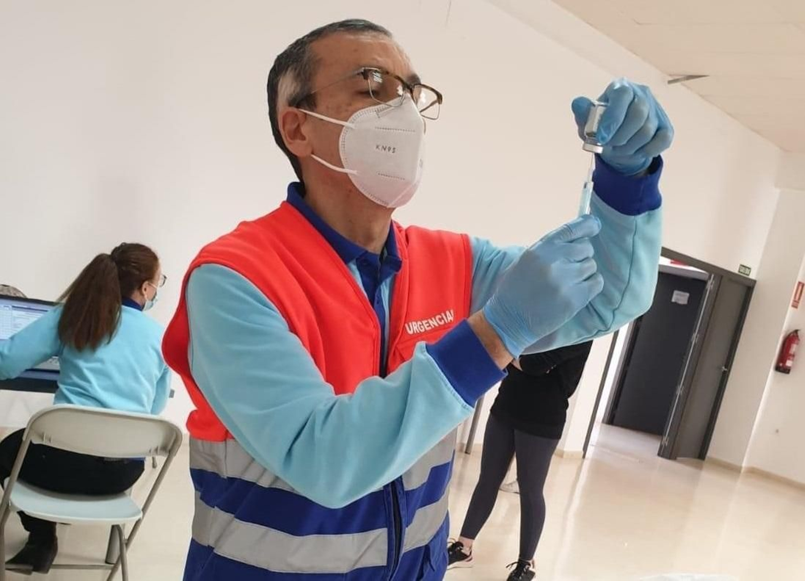 Un profesional sanitario del Área Sur de Córdoba prepara una vacuna. Un profesional sanitario del Área Sur de Córdoba prepara una vacuna.