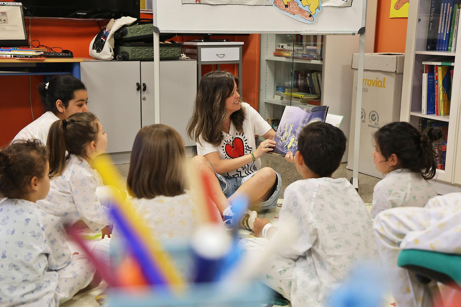 Imágenes de la celebración del Día del Libro en el aula de Pediatría del Hospital Juan Ramón Jiménez