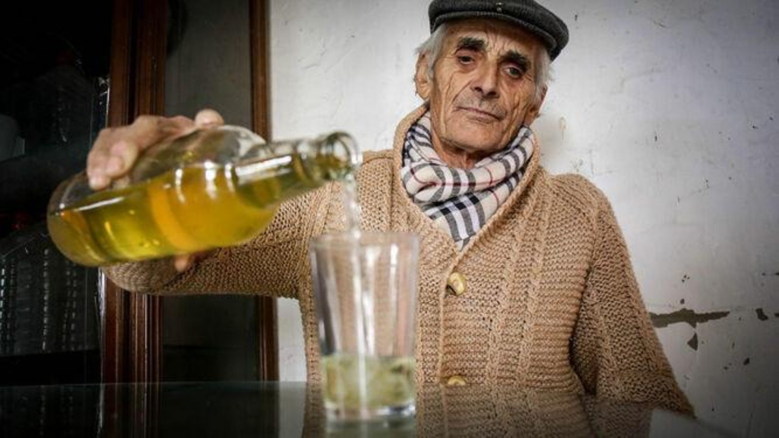 El Puskas, sirviendo un vaso de mosto en su casa. El Puskas, sirviendo un vaso de mosto en su casa.