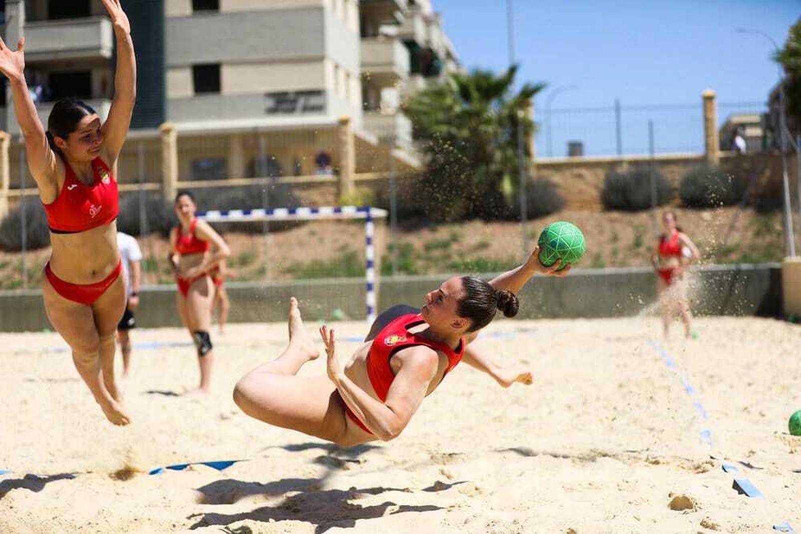 Laura Pérez lanza a puerta durante un entrenamiento con la selección